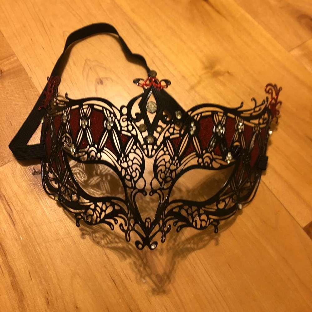 Halloween! Delicate Black and Red Mask